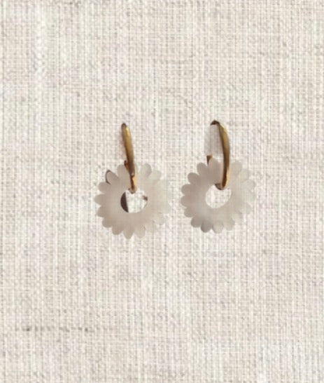 Boucles créoles fleurs blanches